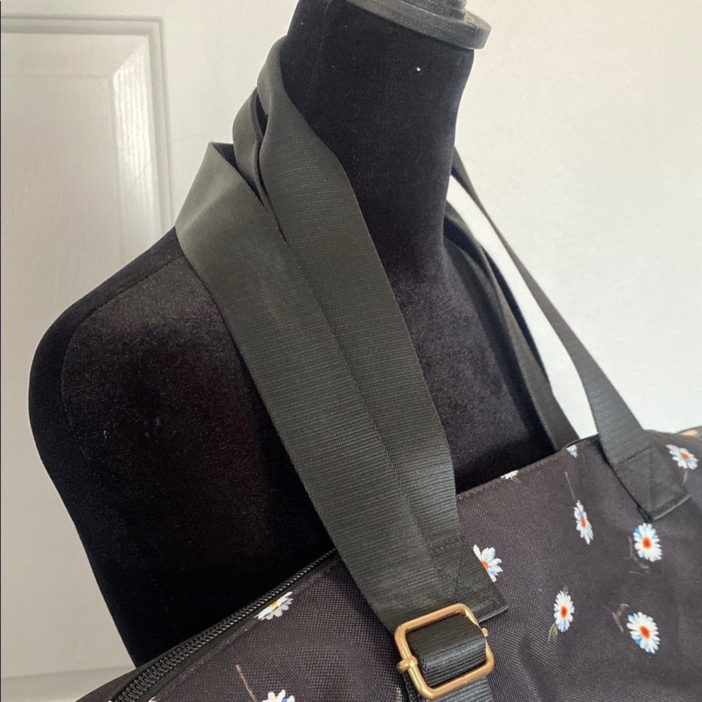 Alice + Olive X FABFITFUN DUFFEL Daisy Bag - Picture 4 of 11